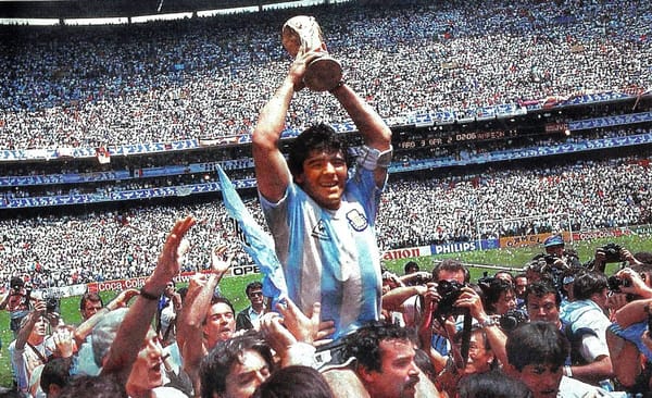 Maradona_cup_azteca.jpg
