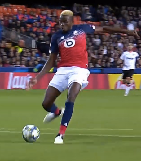 Victor Osimhen scoring a goal for Lille OSC against Valencia CF in a UEFA Champions League game on 5 November 2019 - Auteur : Valencia CF https://creativecommons.org/licenses/by-sa/3.0/